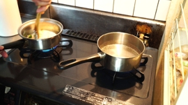 アスパラ飯を炒める