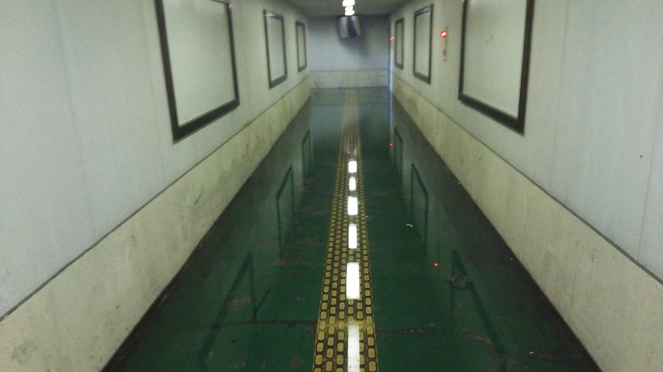 地下道水浸し