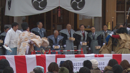 豆を投げられて退散する鬼