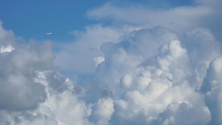 飛行機と雲